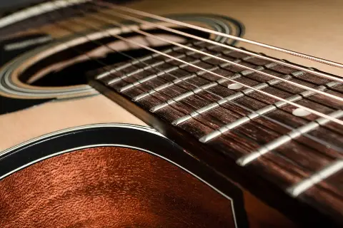 Gitara w samolocie: Bezpieczny lot z instrumentem? Sprawdź!